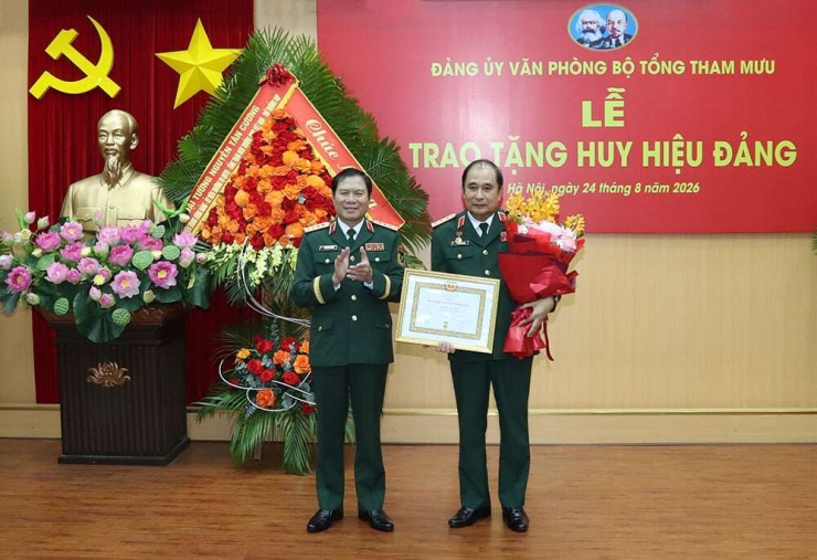 Đại tướng Nguyễn Tân Cương trao Huy hiệu 35 năm tuổi Đảng tặng Thượng tướng Phùng Sĩ Tấn. Ảnh: Bộ Quốc phòng