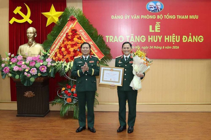 Đại tướng Nguyễn Tân Cương trao Huy hiệu 35 năm tuổi Đảng tặng Thượng tướng Phạm Trường Sơn. Ảnh: Bộ Quốc phòng