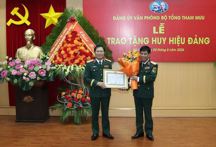 Đại tướng Nguyễn Tân Cương trao Huy hiệu 35 năm tuổi Đảng tặng Thượng tướng Nguyễn Văn Nghĩa. Ảnh: Bộ Quốc phòng