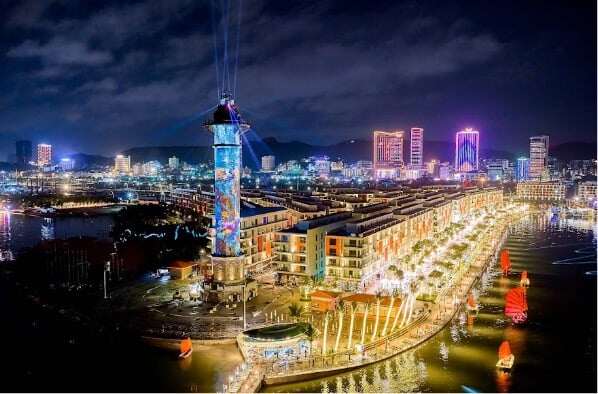Khu vực Ngọn Hải Đăng đang là tọa độ “gây sốt” với các tín đồ yêu thích chụp ảnh bởi khung hình check-in theo phong cách thương cảng Hồng Kông đẹp mê mẩn. (Ảnh: H.H)