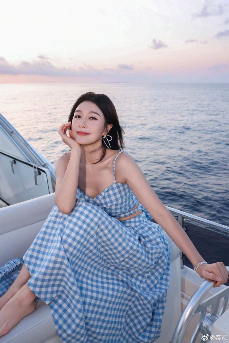 Từ một người từng thích đồ ngọt và không mặn mà với tập luyện, Tần Lam xây dựng thói quen vận động, phát triển cơ bắp và duy trì vóc dáng ổn định qua nhiều năm.