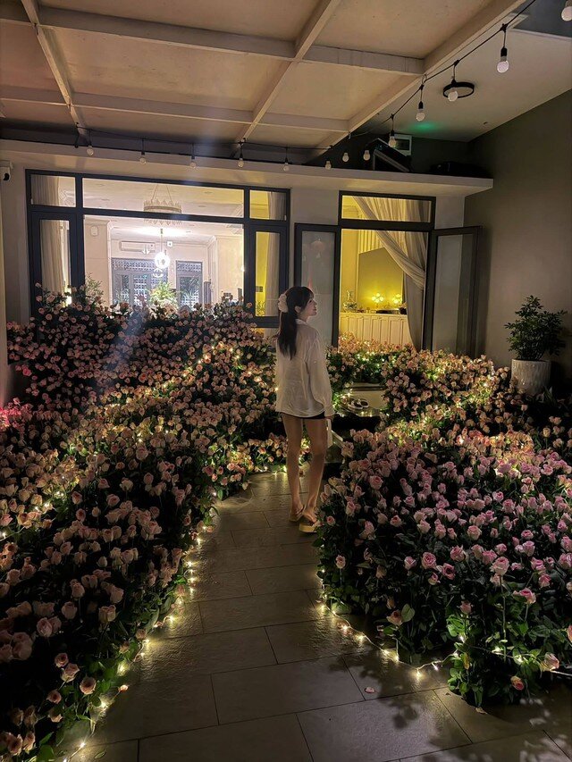 Diệp Lâm Anh hạnh phúc tâm sự: "Ước được một đóa hoa, bạn tặng cả vườn hồng".