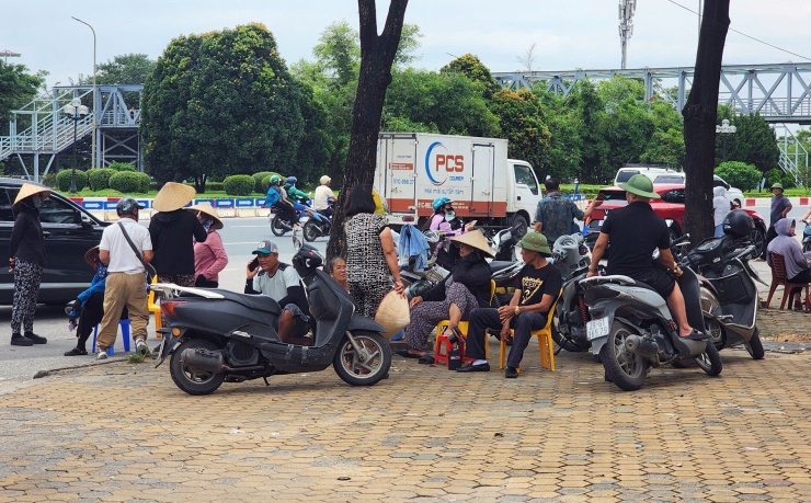 Phe vé tập trung ở khu vực trước cổng VFF. Ảnh: S.N