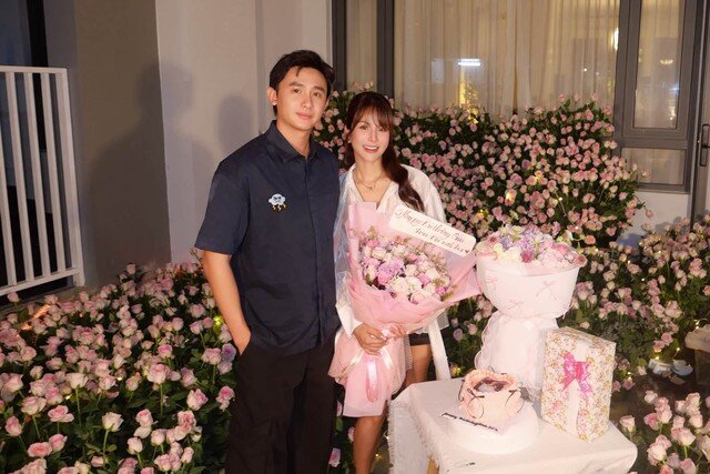 Không phải siêu xe hay túi hiệu, món quà sinh nhật mà Phạm Kiên dành cho Diệp Lâm Anh năm nay lại khiến mạng xã hội "dậy sóng" bởi sự lãng mạn và dụng ý đặc biệt. Chỉ sau ít giờ đăng tải, đoạn clip ghi lại cảnh hàng nghìn bông hồng phủ kín sảnh nhà nữ ca sĩ đã thu hút lượng xem lên tới hàng triệu, kéo theo hàng nghìn bình luận chúc phúc cho cặp đôi.