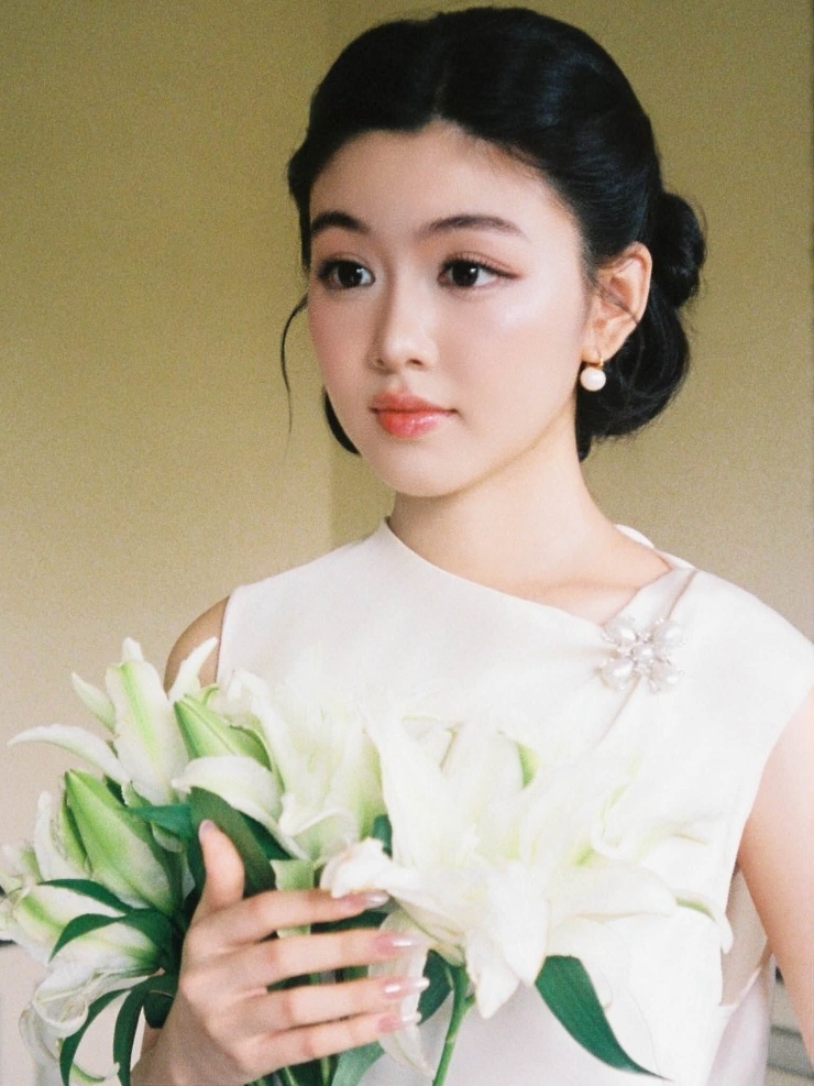 Bộ ảnh mới nhất của Lọ Lem với phong cách hoài cổ đang gây xôn xao.