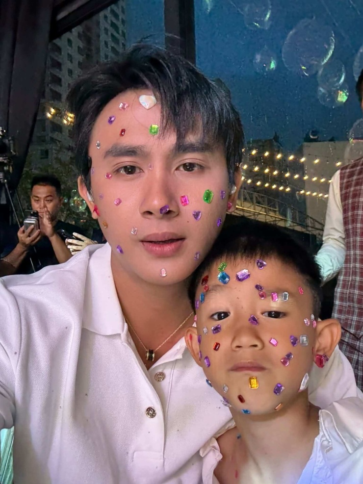 Phạm Kiên bên con trai riêng của Diệp Lâm Anh và chồng cũ - thiếu gia Đức Phạm.