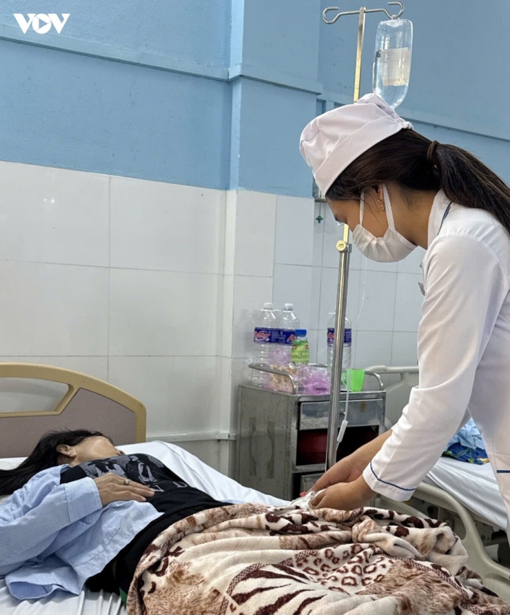 Tới 15 giờ ngày 25/8, đã có 105 người nhập viện vời các triệu chứng của ngộ độc thực phẩm.