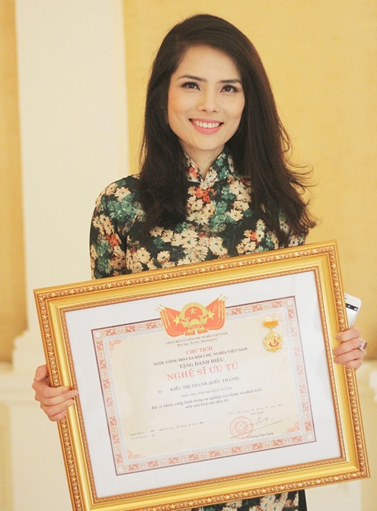 Năm 2015, Kiều Thanh vinh dự được Nhà nước phong tặng danh hiệu Nghệ sĩ Ưu tú.