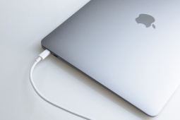 Quên sạc MacBook, có nên dùng tạm sạc điện thoại?