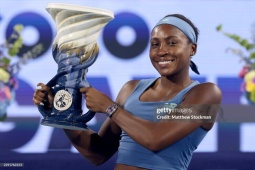 Nóng nhất thể thao trưa 25/8: Coco Gauff sánh ngang Serena Williams & Azarenka
