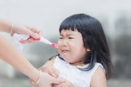 Vì sao răng trẻ ố vàng, có mảng bám dù cha mẹ đã vệ sinh mỗi ngày?