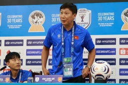 Thầy Kim hành động lạ, móc túi quần và tắt điện thoại để làm gì?
