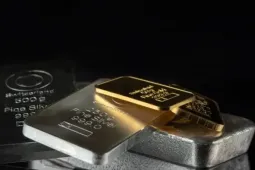 Giá vàng tăng vọt, bạc bất ngờ giảm
