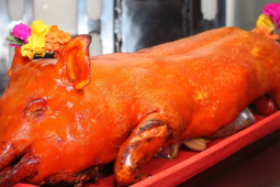 Heo quay nguyên con lên mâm cúng rằm tháng 7, giá gần 7 triệu đồng/mâm