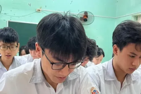 Trường học xoay xở thế nào khi bàn ghế 'không lớn' cùng học sinh?