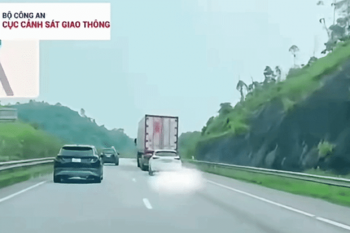 Xử phạt tài xế ô tô con bám đuôi xe container trên cao tốc