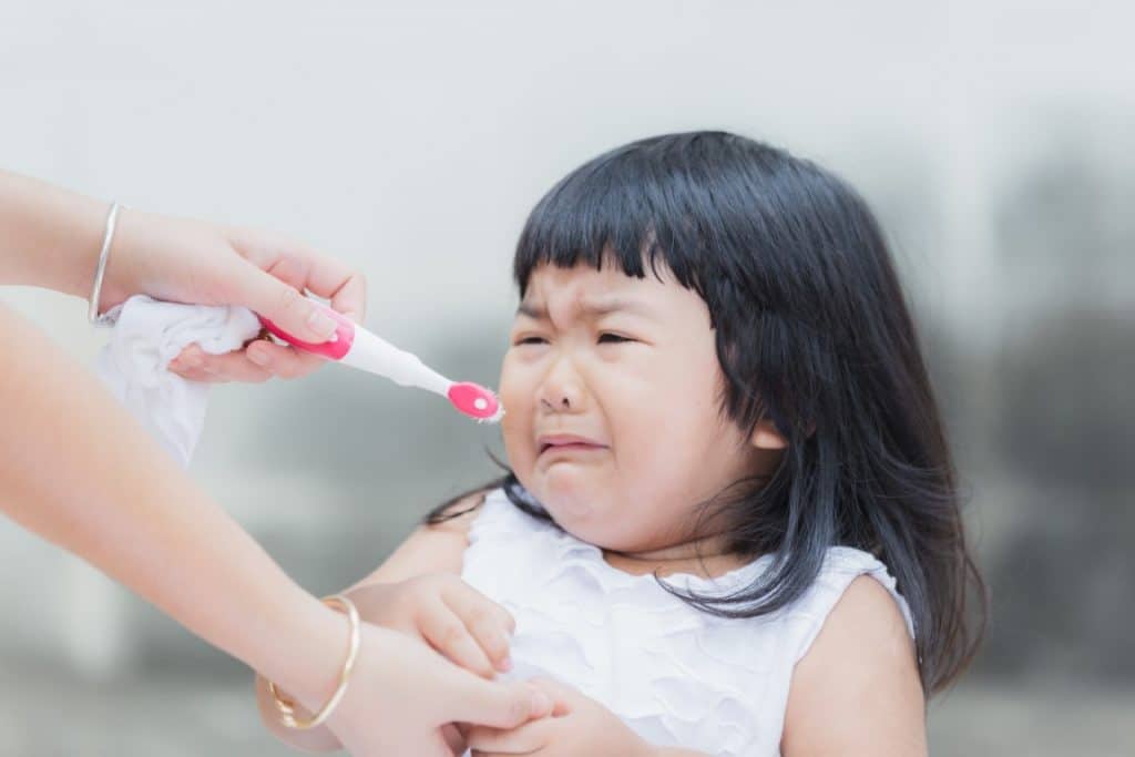Bé không thích đánh răng dễ dẫn đến việc răng ố vàng