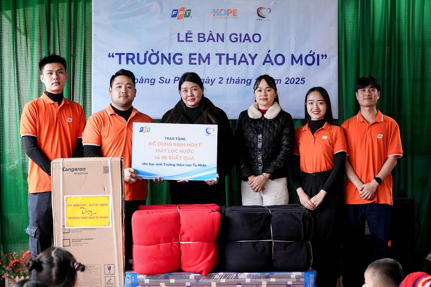 Một điểm trường trước và sau khi được sửa chữa, sơn mới trong dự án “Trường em thay áo mới”