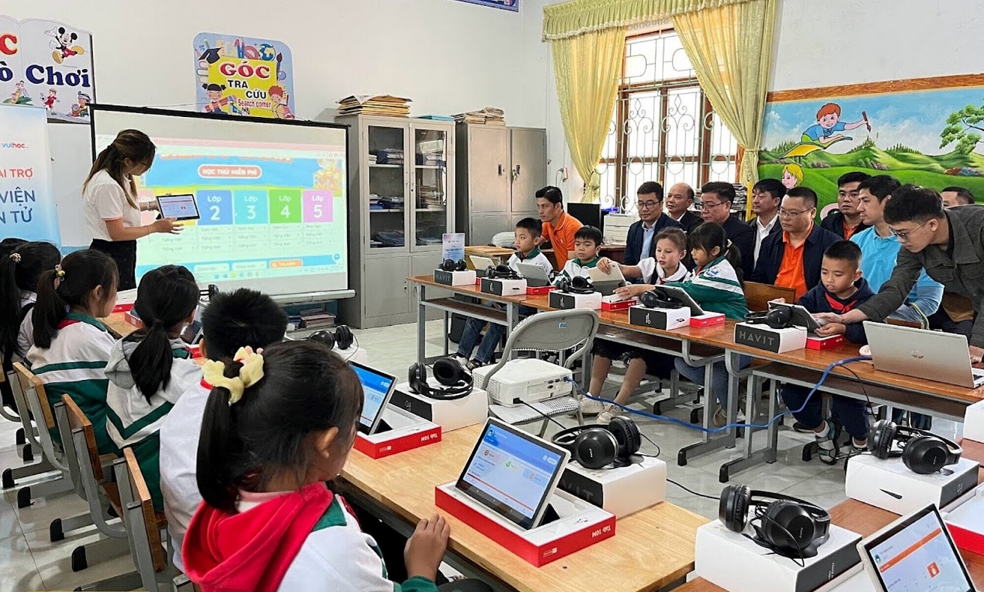 Học sinh trải nghiệm thư viện điện tử do Quỹ Hy vọng triển khai với sự đồng hành của FPT