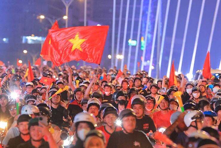 Triệu fan Việt Nam  " đi bão "  ăn mừng vô địch AFF Cup, cả nước tưng bừng mở hội