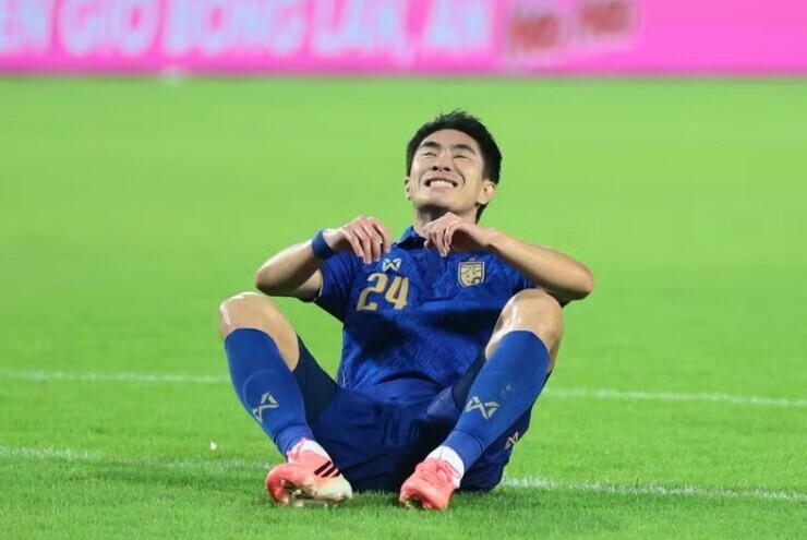 Hai tội đồ của tuyển Thái Lan hứng trọn 'gạch đá' từ CĐV nhà