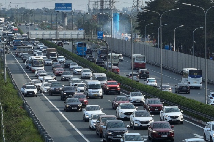Phạt xe không giữ khoảng cách trên cao tốc: Đường ùn tắc, tài xế xử lý thế nào?