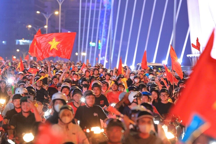Triệu fan Việt Nam "đi bão" ăn mừng vô địch AFF Cup, cả nước tưng bừng mở hội - 6