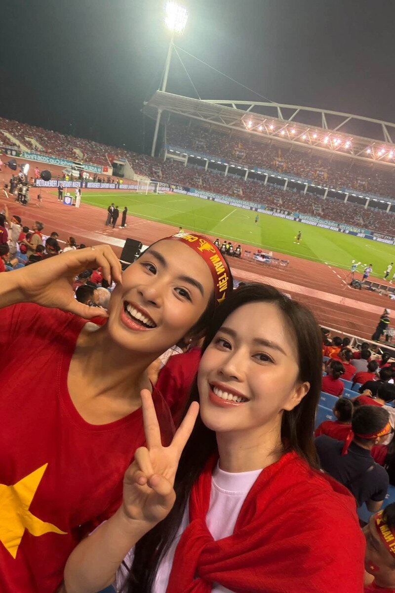 Hoa hậu Ngọc Hân, MC Ngô Mai Phương, Nhật Kim Anh, Hòa Minzy có mặt ở sân Mỹ Đình cổ vũ tuyển Việt Nam.