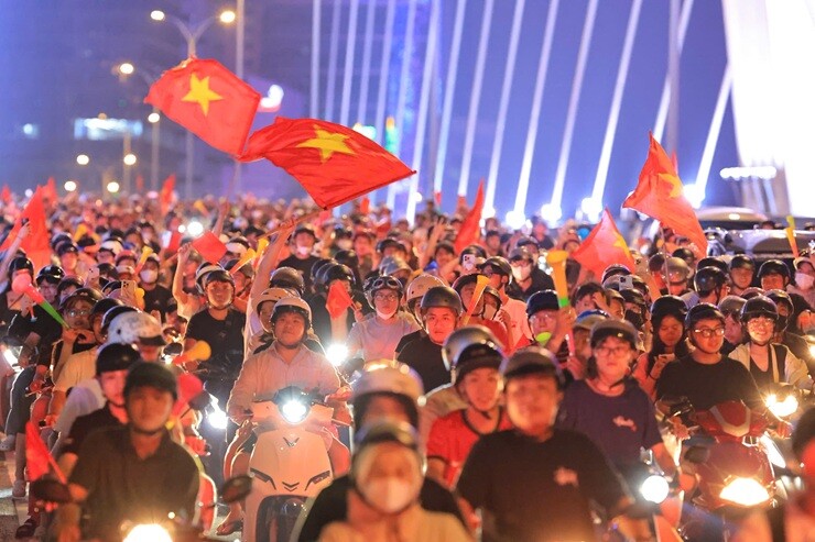 Triệu fan Việt Nam "đi bão" ăn mừng vô địch AFF Cup, cả nước tưng bừng mở hội - 7