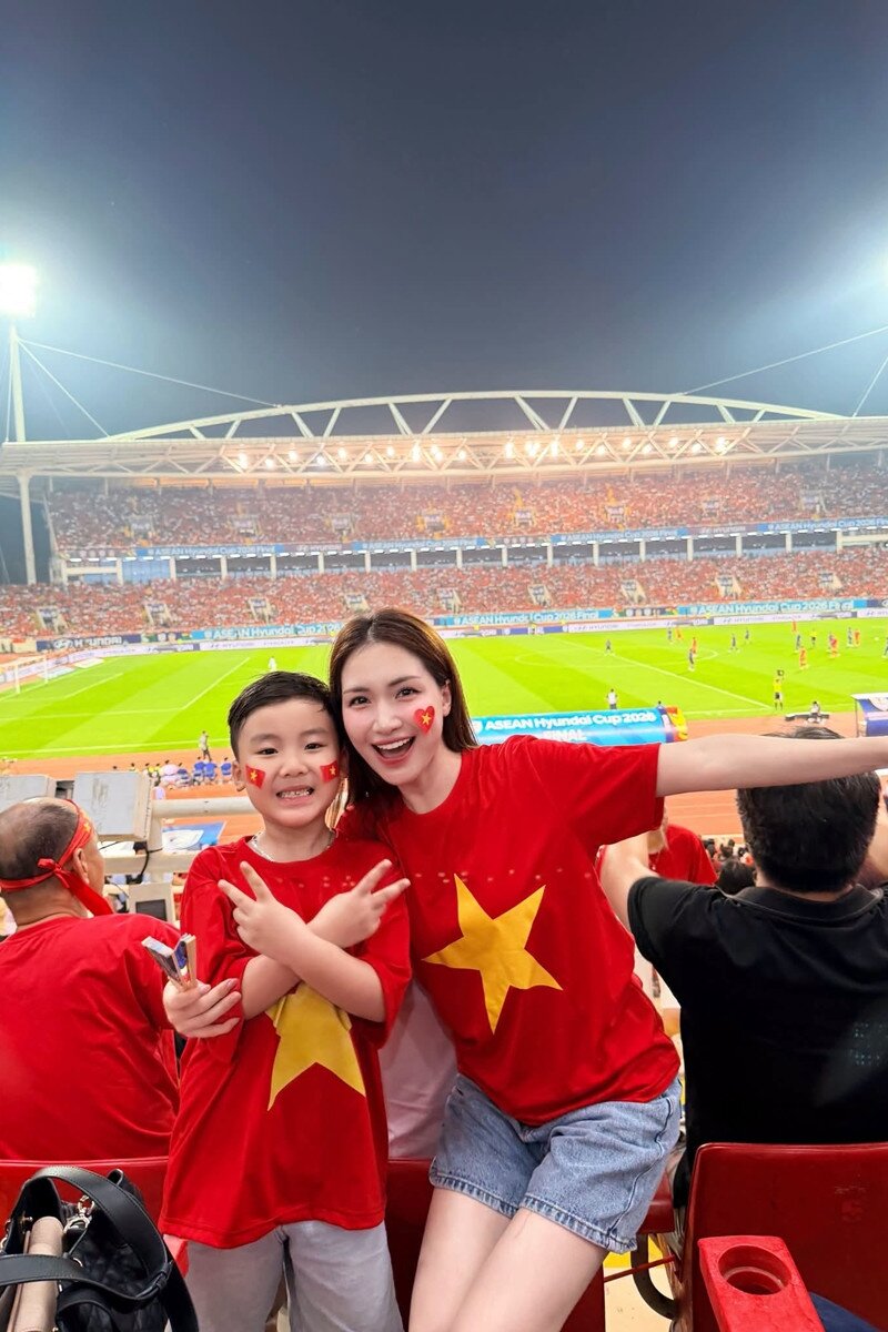 Hoa hậu Ngọc Hân, MC Ngô Mai Phương, Nhật Kim Anh, Hòa Minzy có mặt ở sân Mỹ Đình cổ vũ tuyển Việt Nam.