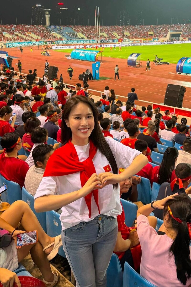 Hoa hậu Ngọc Hân, MC Ngô Mai Phương, Nhật Kim Anh, Hòa Minzy có mặt ở sân Mỹ Đình cổ vũ tuyển Việt Nam.