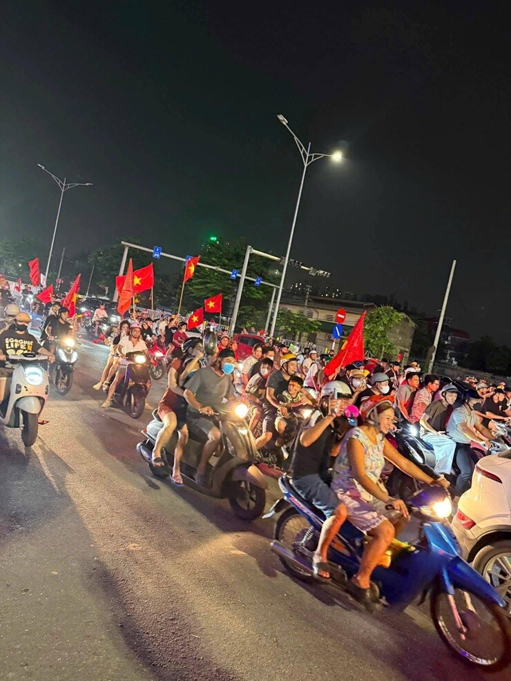 Triệu fan Việt Nam "đi bão" ăn mừng vô địch AFF Cup, cả nước tưng bừng mở hội - 4
