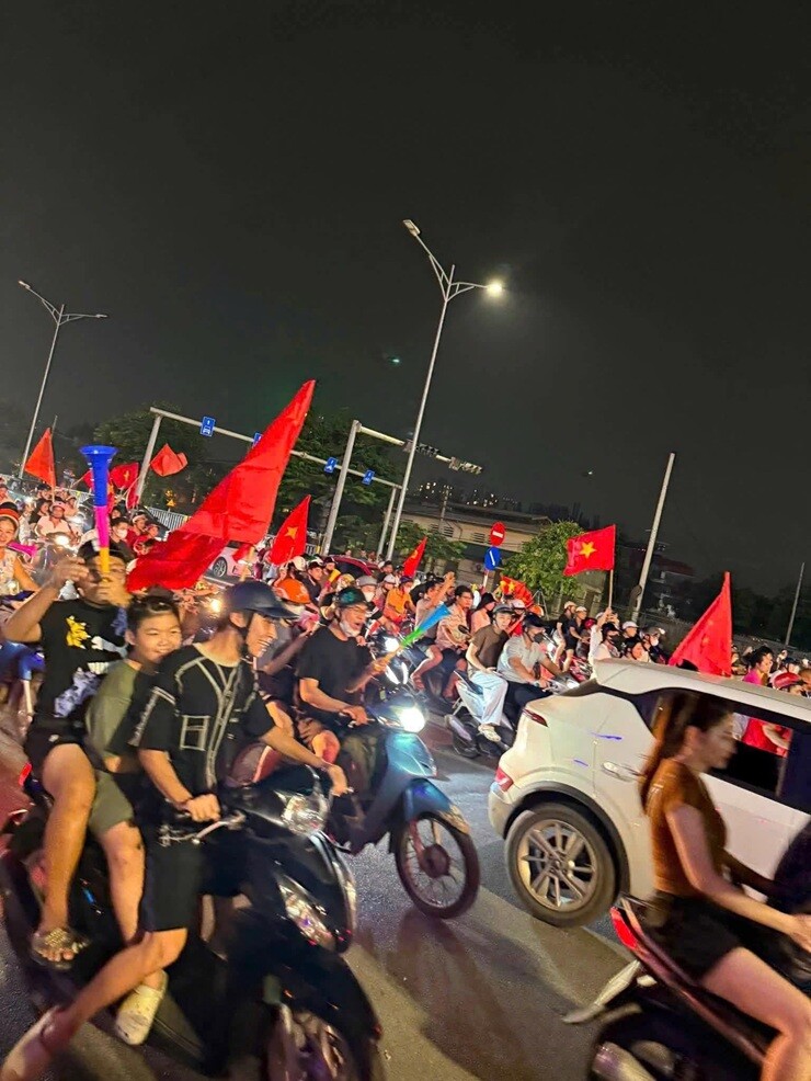 Triệu fan Việt Nam "đi bão" ăn mừng vô địch AFF Cup, cả nước tưng bừng mở hội - 5
