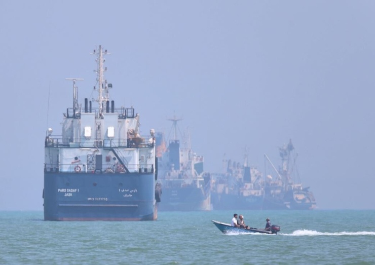 Iran nêu điều kiện mở lại eo biển Hormuz - 1
