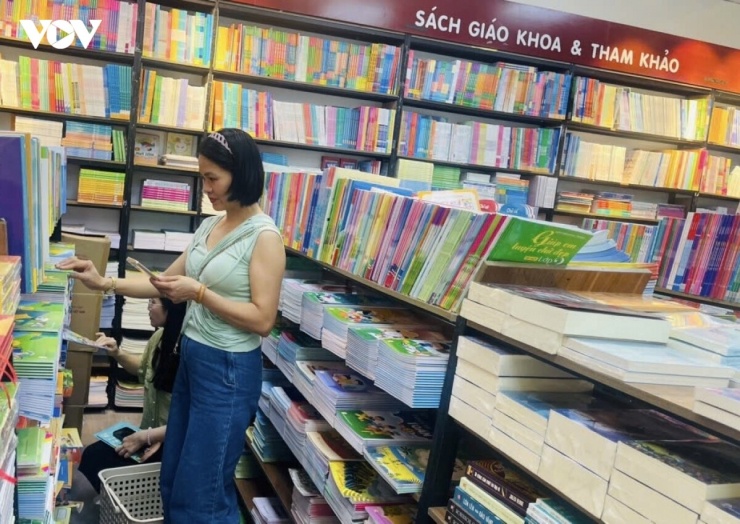Chị Mai Hoa cho biết đã đi tìm sách khoảng hai tuần để mua cho con và các cháu ở quê Nghệ An nhưng đến nay vẫn chưa đủ.