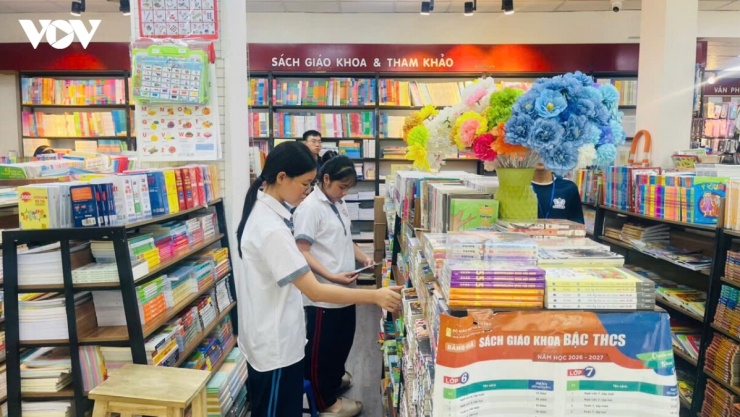 Nguồn cung chưa đáp ứng kịp nhu cầu khiến nhiều học sinh, phụ huynh phải tìm từng cuốn sách giáo khoa khi năm học mới cận kề, lo không có đủ sách để học.