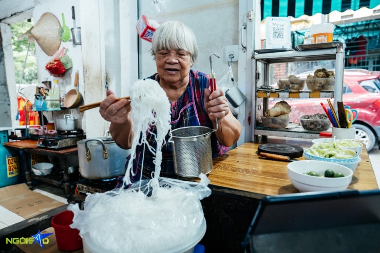Quán bún mọc chân giò mỗi ngày chỉ bán 20 bát của cụ bà U90 - 4