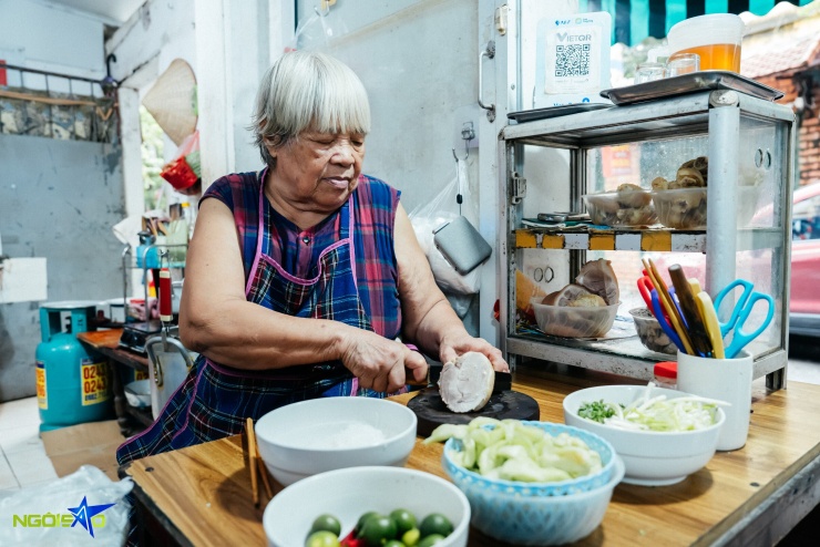 Quán bún mọc chân giò mỗi ngày chỉ bán 20 bát của cụ bà U90 - 2