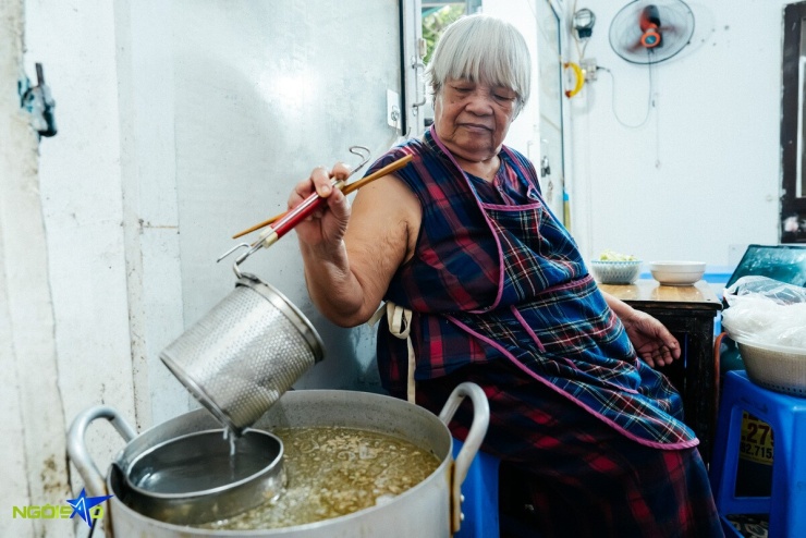 Quán bún mọc chân giò mỗi ngày chỉ bán 20 bát của cụ bà U90 - 5