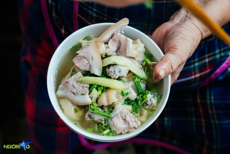 Quán bún mọc chân giò mỗi ngày chỉ bán 20 bát của cụ bà U90 - 10