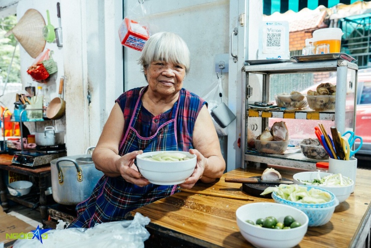 Quán bún mọc chân giò mỗi ngày chỉ bán 20 bát của cụ bà U90 - 7