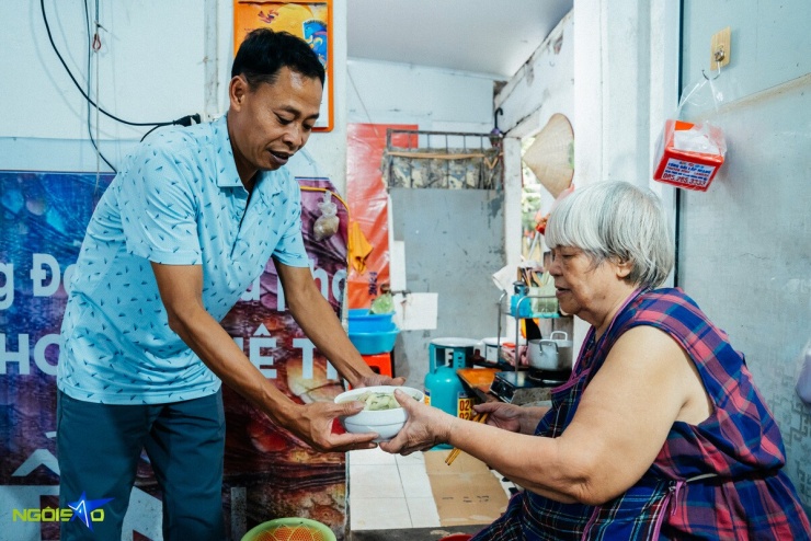 Quán bún mọc chân giò mỗi ngày chỉ bán 20 bát của cụ bà U90 - 8
