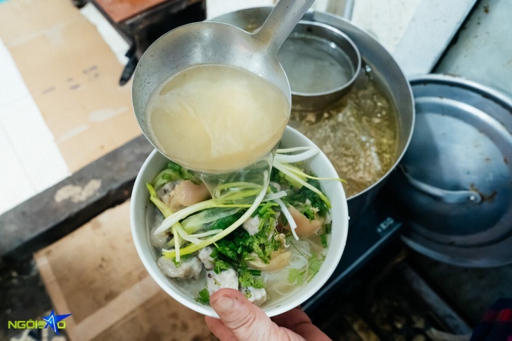 Quán bún mọc chân giò mỗi ngày chỉ bán 20 bát của cụ bà U90 - 6