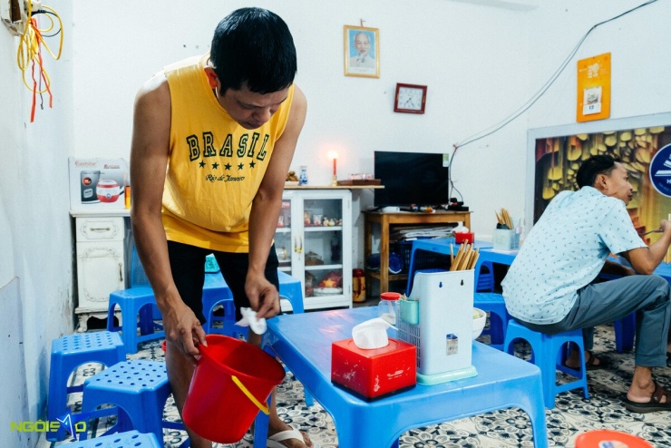 Quán bún mọc chân giò mỗi ngày chỉ bán 20 bát của cụ bà U90 - 12