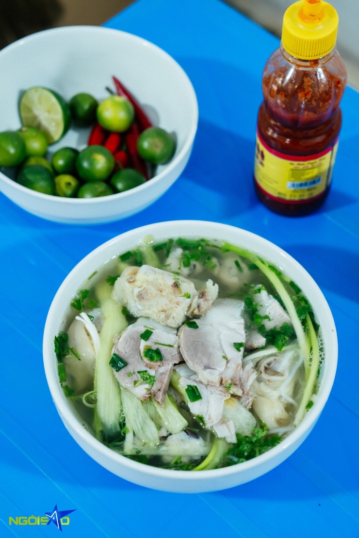 Quán bún mọc chân giò mỗi ngày chỉ bán 20 bát của cụ bà U90 - 11