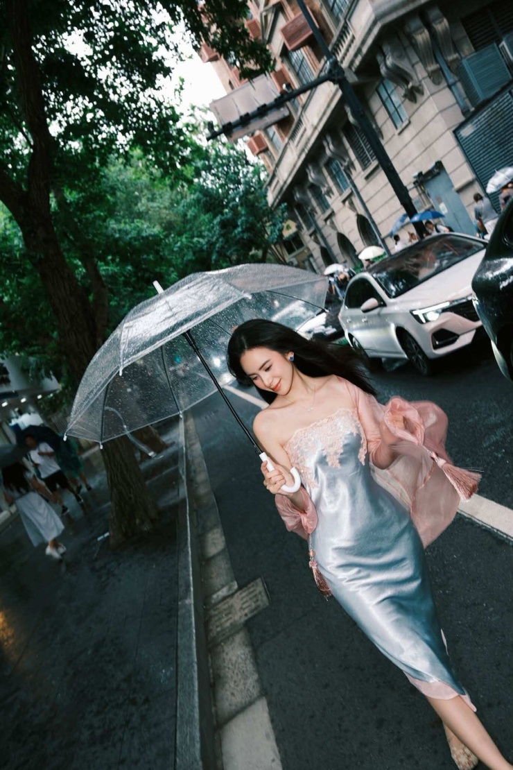'Nàng dâu hào môn' Hương Liên gây chú ý trong ngày mưa - 3