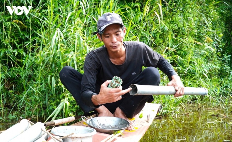 Thay vì dùng ống tre gai già như xưa, người dân ngày nay ưu tiên dùng ống nhựa gọn nhẹ nhưng vẫn giữ nguyên chiếc hom bằng nan trúc.