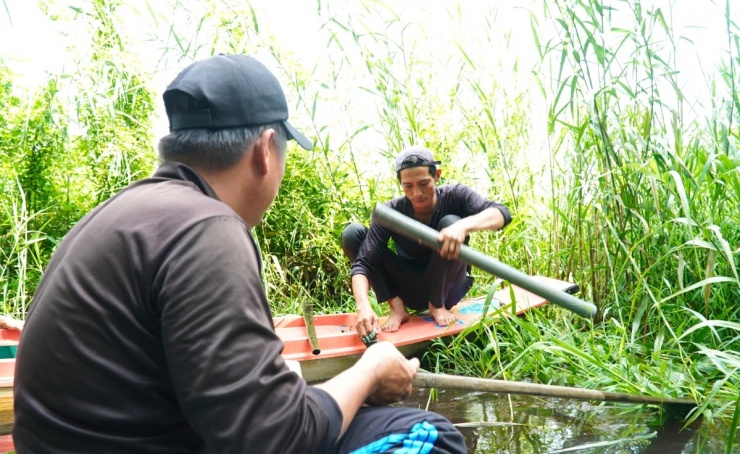 Nhóm hành nghề của anh Bùi Út Bảy (ở xã Khánh Lâm) thuê hơn 300 ha đất rừng sản xuất tại xã Khánh Lâm để khai thác xoay vòng và có thu nhập trung bình từ 1,5 – 2 triệu đồng/đêm.