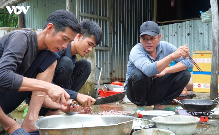 Mồi dẫn dụ lươn được chế biến công phu từ ốc, cua, cá, nhái băm nhuyễn xào với xác dừa khô, cá chiên và chút dầu cá để “bén mùi”.
