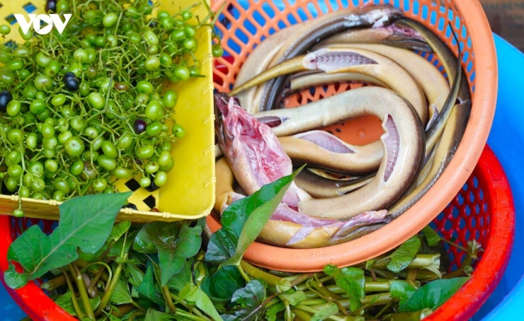 Không chỉ với người dân vùng đại ngàn U Minh Hạ, mà du khách về Cà Mau cũng rất thích món lươn đồng xào sả ớt hay canh chua lươn với trái giác đậm đà hương vị.
